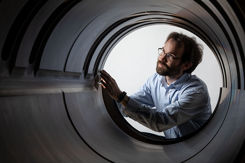 ingeniero inspeccionando un cojinete de babbitt