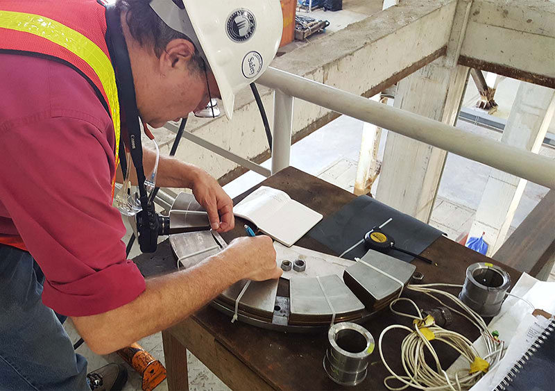 Solución de problemas de ingeniería para ofrecer soluciones personalizadas.