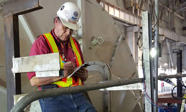 Fabricación de cojinetes de película lubricante para equipos rotativos en un fabricante con ingeniero de Pioneer